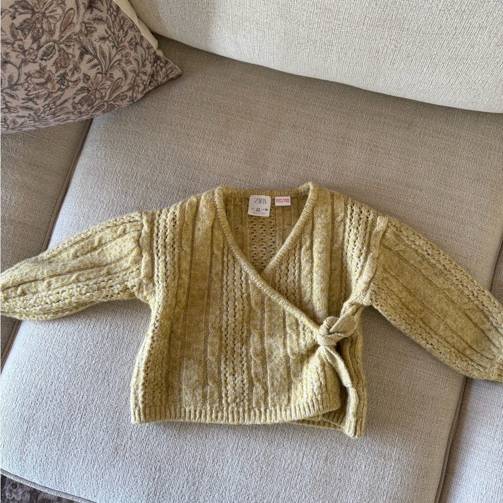 Zara Women's Yellow V-Neck Sweater